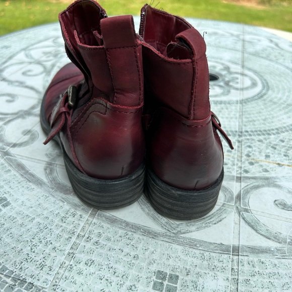 Earth ankle boot red leather uppers, buckle and zipper sides. Sz 7 - Picture 7 of 8